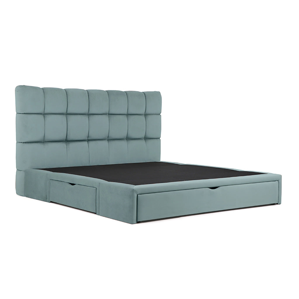 Cama com arrumação em veludo