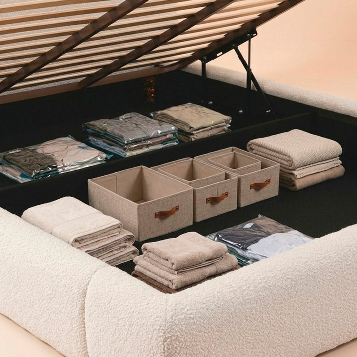 Cama Amalfi estofada com estrado elevatório aberto e arrumação interior, design moderno e minimalista