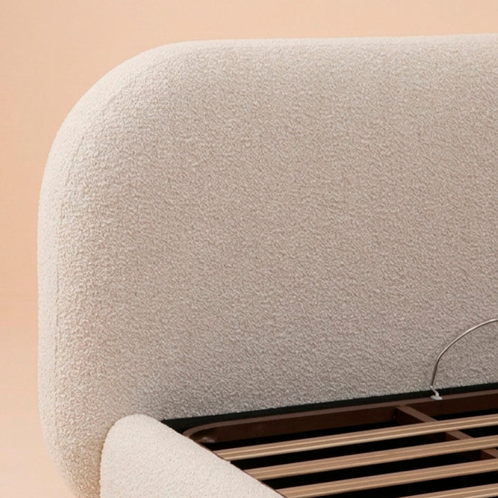 Cama Amalfi estofada com estrado elevatório aberto e arrumação interior, design moderno e minimalista