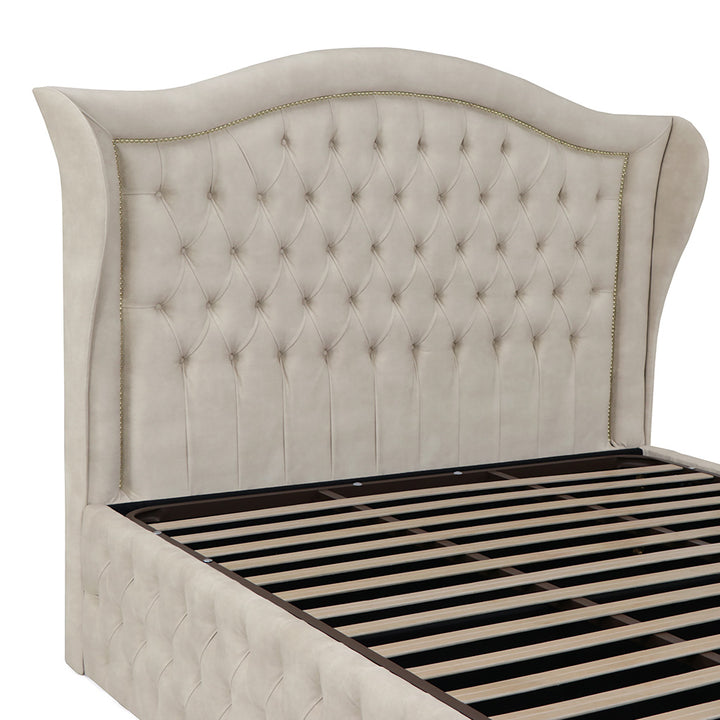 Cama com arrumação em veludo