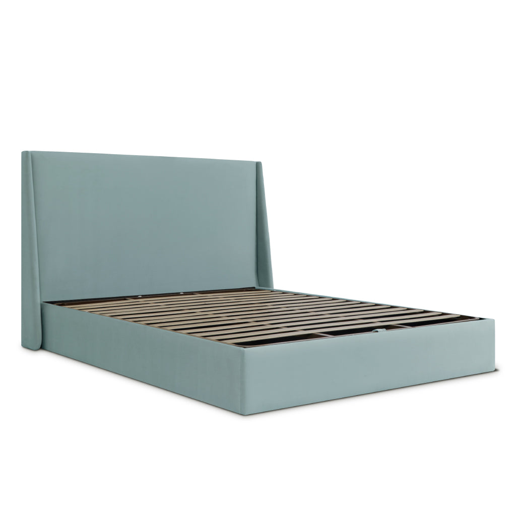 Cama com arrumação em veludo