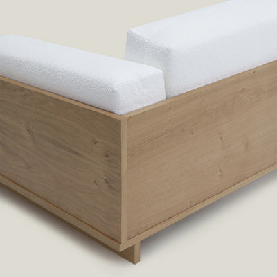 Sofá em madeira e tecido