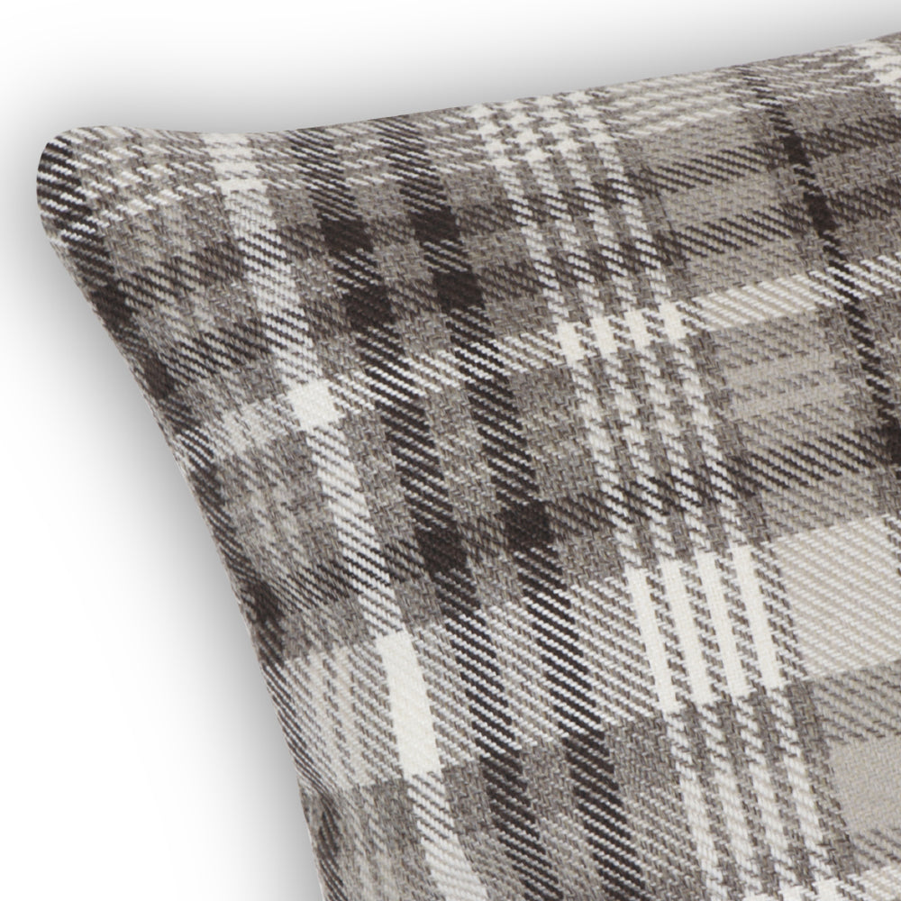 Almofada decorativa com padrão escocês