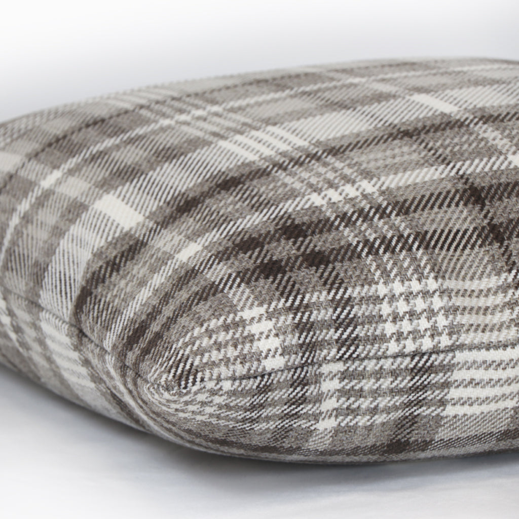 Almofada decorativa com padrão escocês