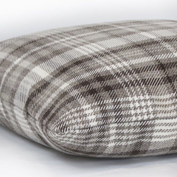 Almofada decorativa com padrão escocês