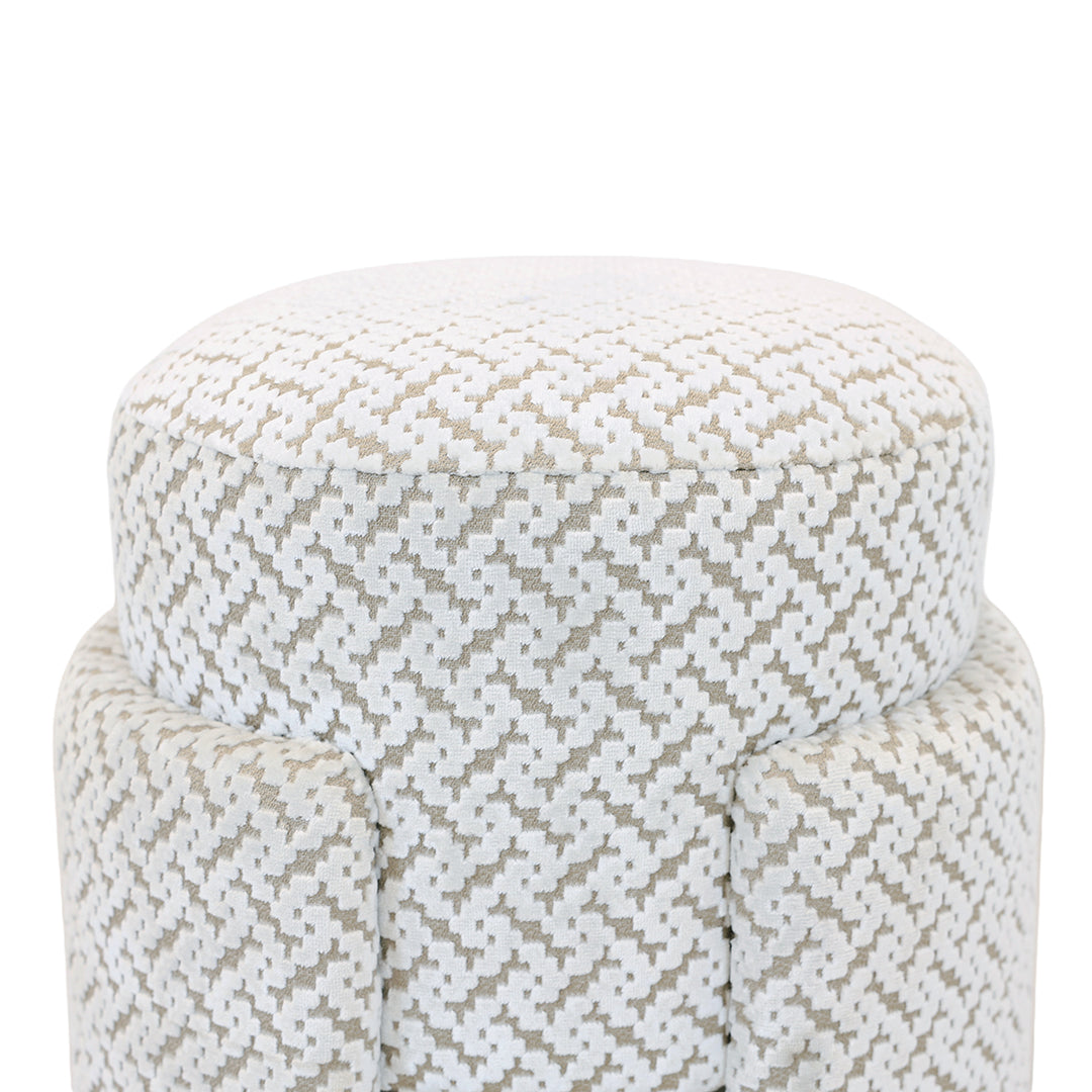Puff Tokyo com design curvo e contemporâneo em tecido estampado, peça decorativa para sala moderna