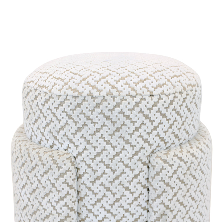 Puff Tokyo com design curvo e contemporâneo em tecido estampado, peça decorativa para sala moderna