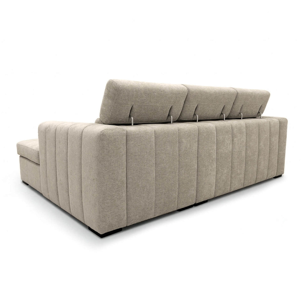 Sofá Gabi com chaise longue, arrumação elevatória e função sofá-cama, estofado em tecido bege de estilo contemporâneo.