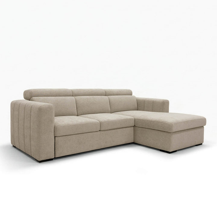 Sofá Gabi com chaise longue, arrumação elevatória e função sofá-cama, estofado em tecido bege de estilo contemporâneo.