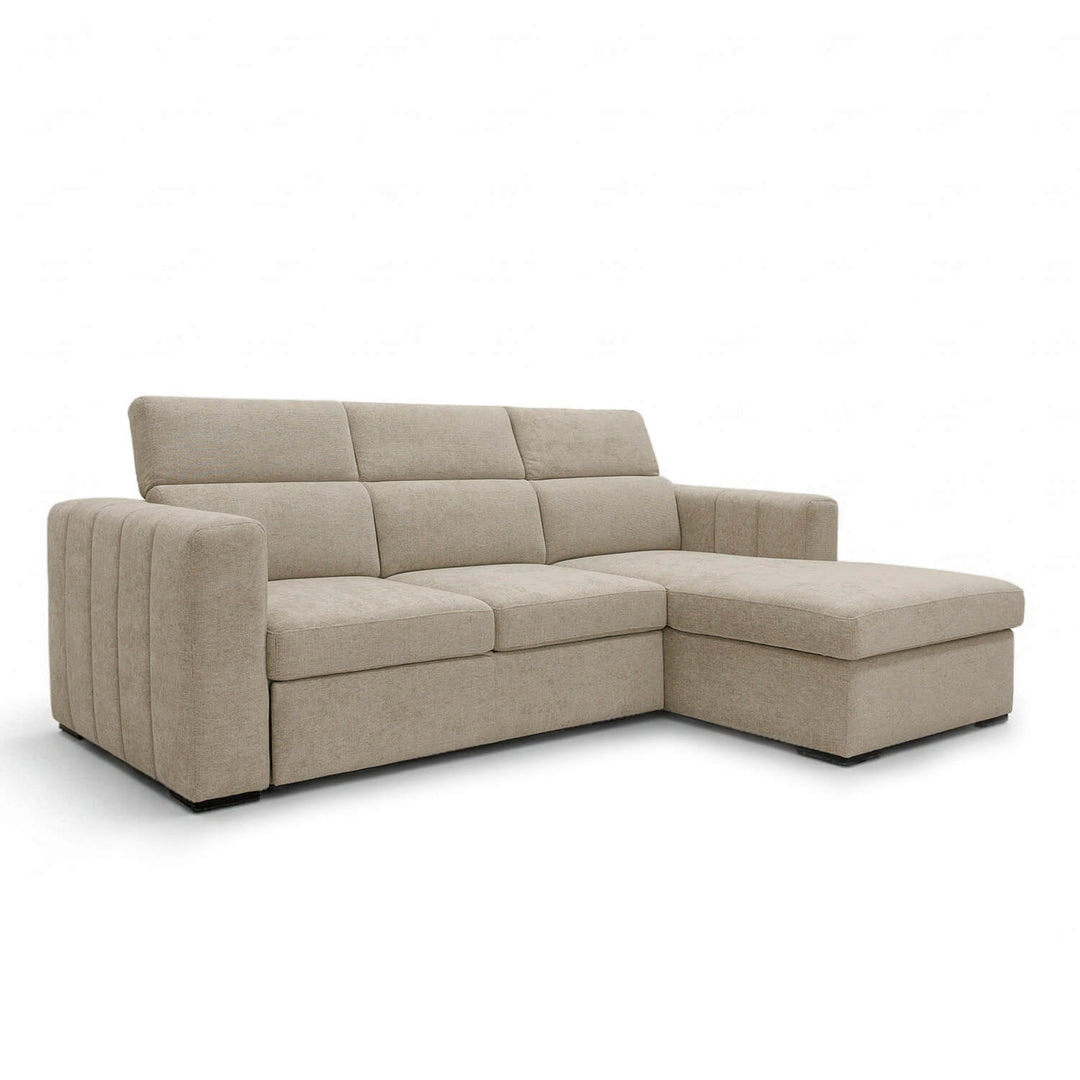 Sofá Gabi com chaise longue, arrumação elevatória e função sofá-cama, estofado em tecido bege de estilo contemporâneo.