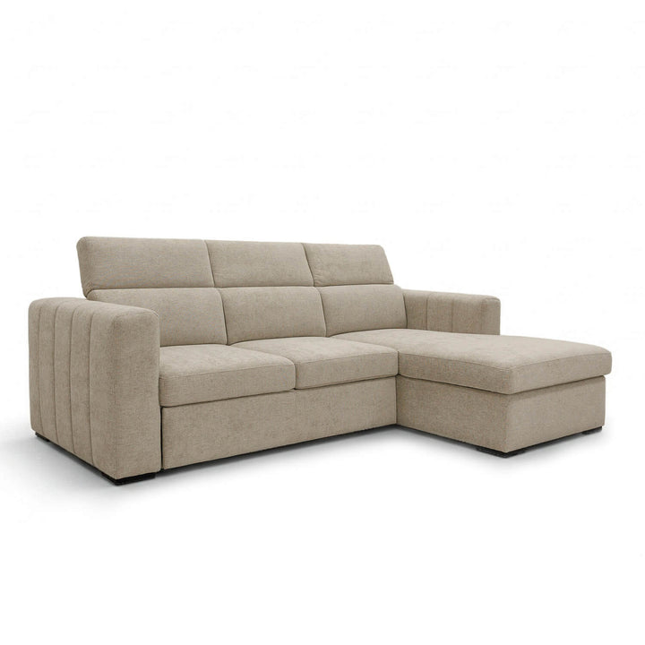 Sofá Gabi com chaise longue, arrumação elevatória e função sofá-cama, estofado em tecido bege de estilo contemporâneo.