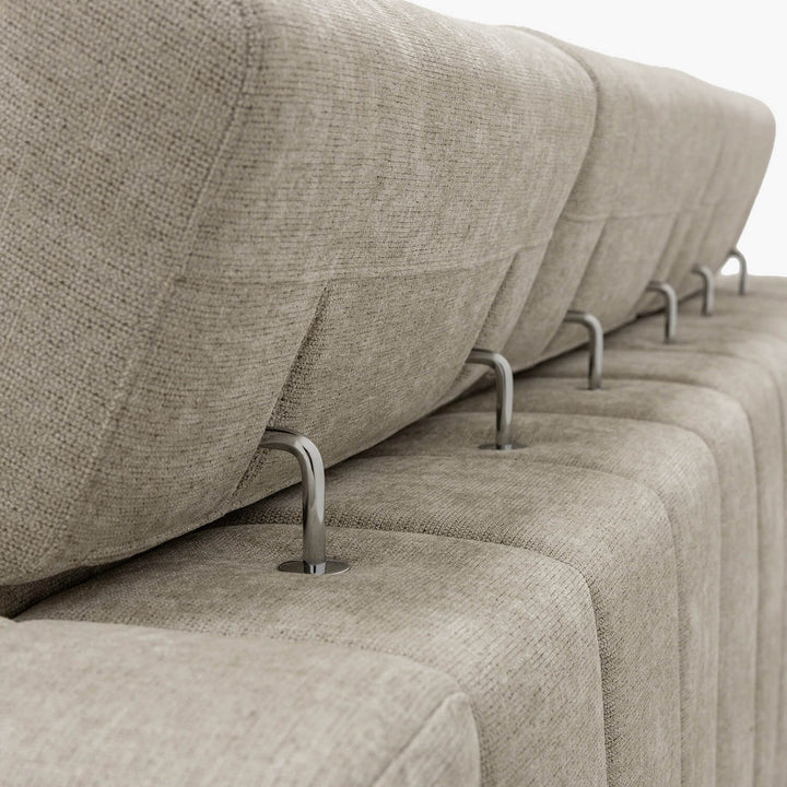 Sofá Gabi com chaise longue, arrumação elevatória e função sofá-cama, estofado em tecido bege de estilo contemporâneo.
