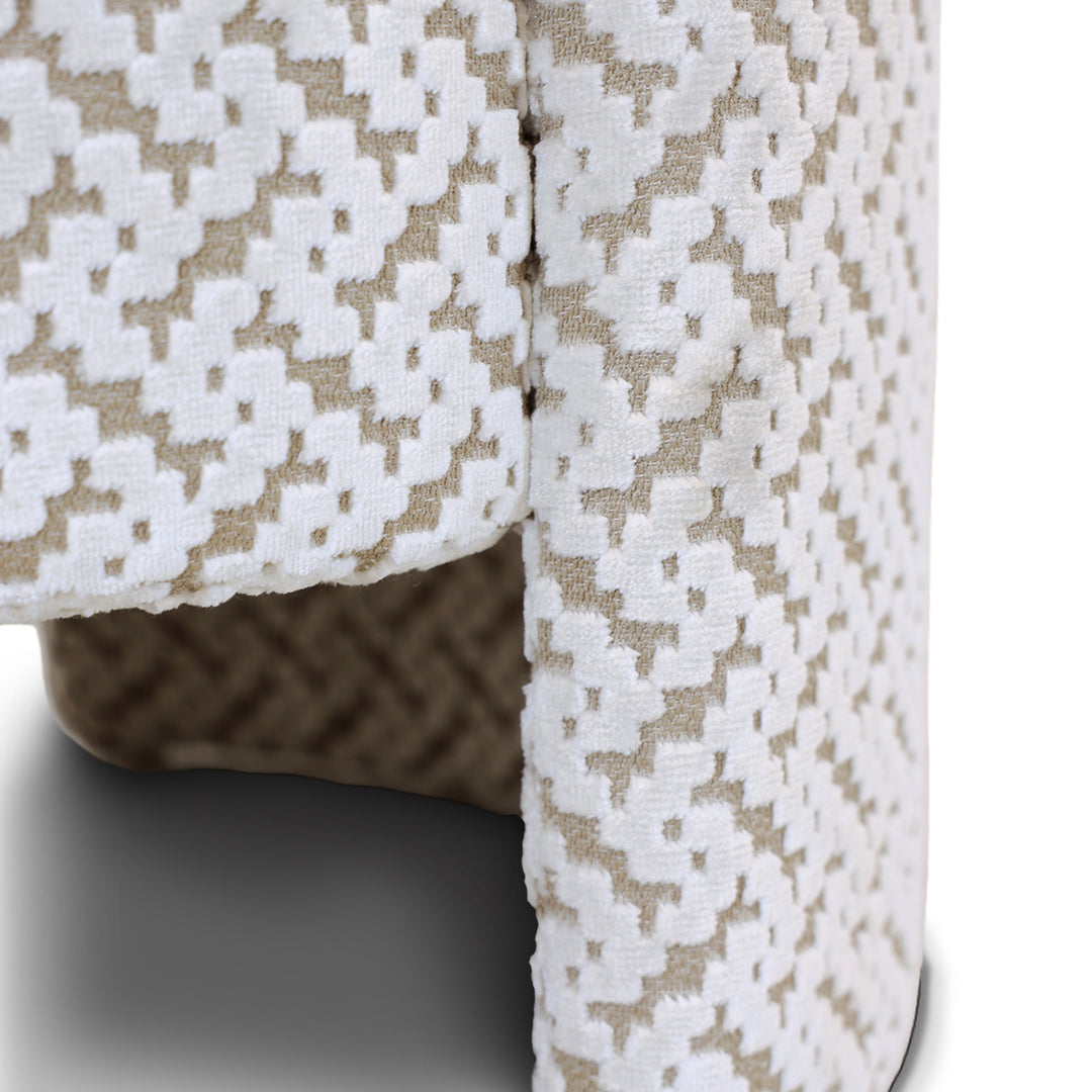 Puff Tokyo com design curvo e contemporâneo em tecido estampado, peça decorativa para sala moderna