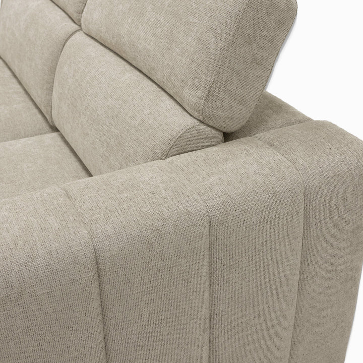 Sofá Gabi com chaise longue, arrumação elevatória e função sofá-cama, estofado em tecido bege de estilo contemporâneo.