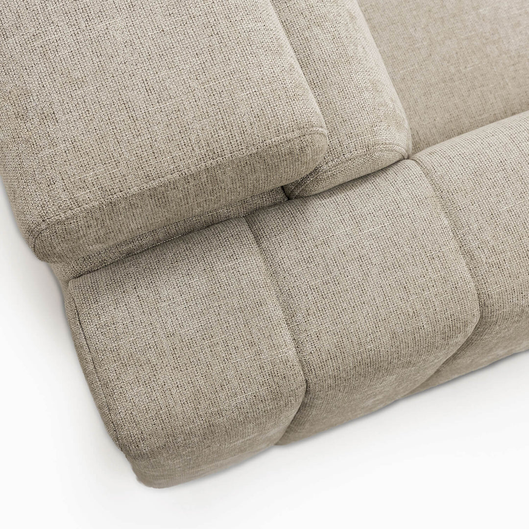 Sofá Gabi com chaise longue, arrumação elevatória e função sofá-cama, estofado em tecido bege de estilo contemporâneo.