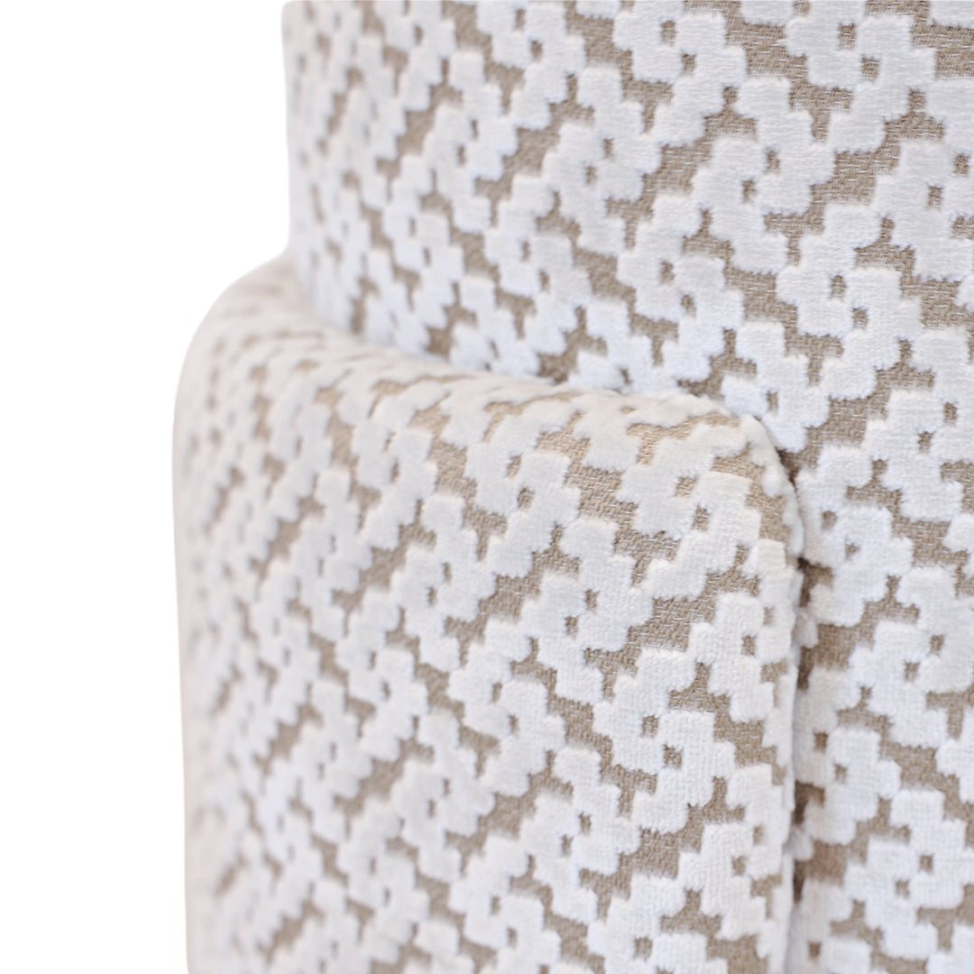 Puff Tokyo com design curvo e contemporâneo em tecido estampado, peça decorativa para sala moderna