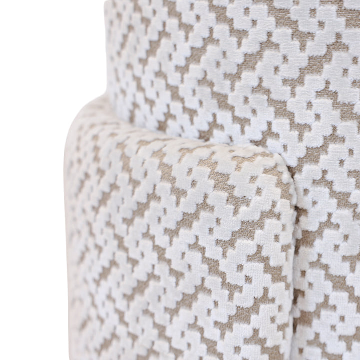 Puff Tokyo com design curvo e contemporâneo em tecido estampado, peça decorativa para sala moderna