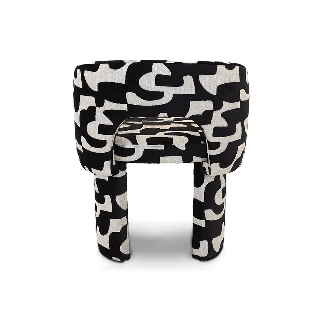 Cadeirão Chelsea com design curvo e tecido estampado preto e branco, peça de destaque para decoração contemporânea