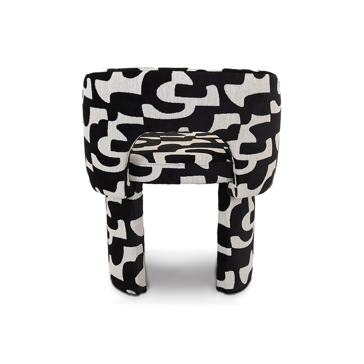 Cadeirão Chelsea com design curvo e tecido estampado preto e branco, peça de destaque para decoração contemporânea