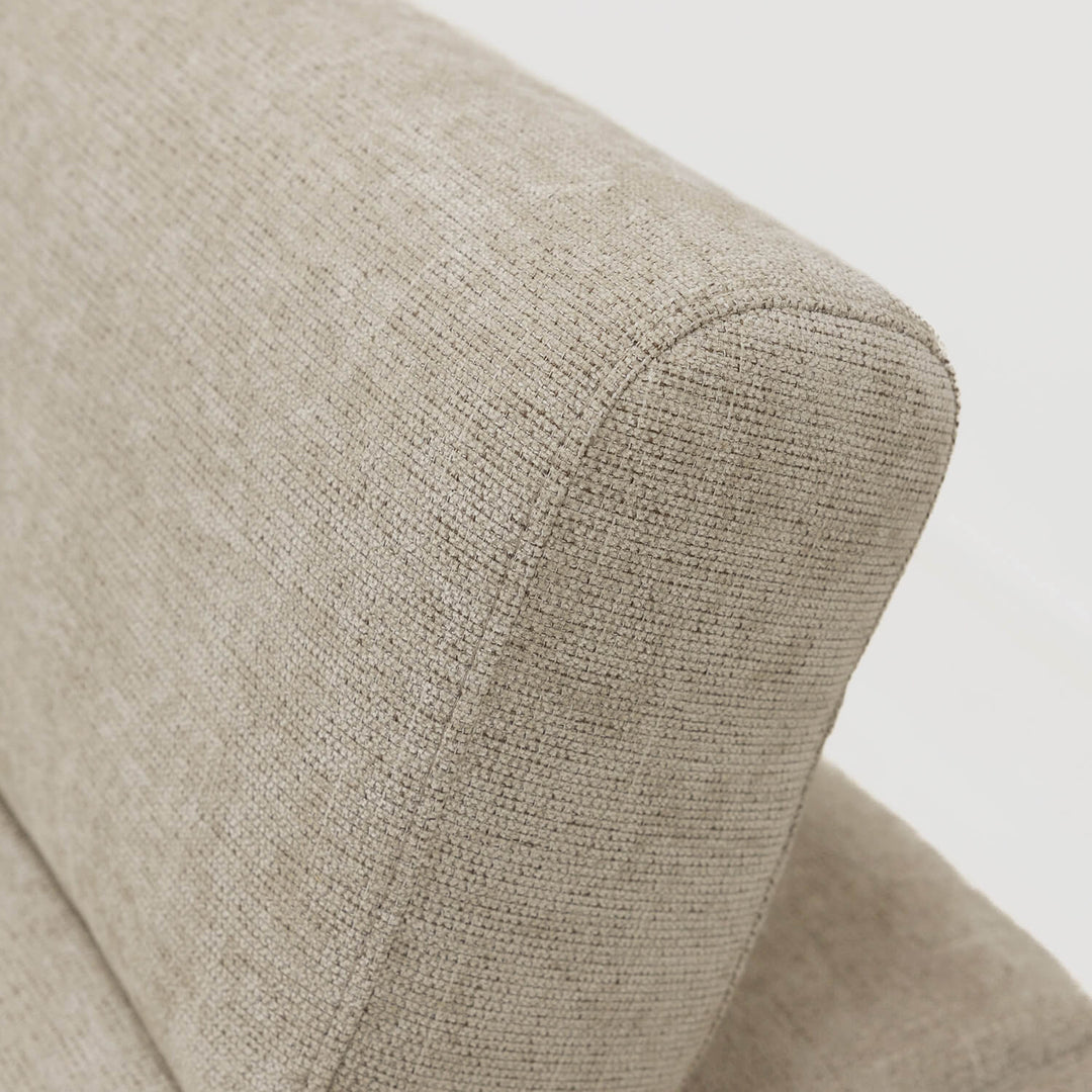Sofá Gabi com chaise longue, arrumação elevatória e função sofá-cama, estofado em tecido bege de estilo contemporâneo.