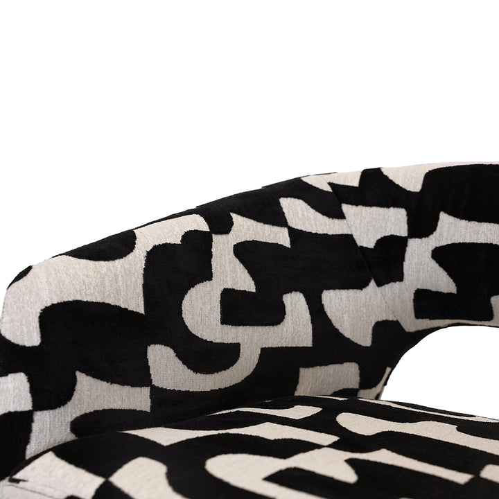 Cadeirão Chelsea com design curvo e tecido estampado preto e branco, peça de destaque para decoração contemporânea