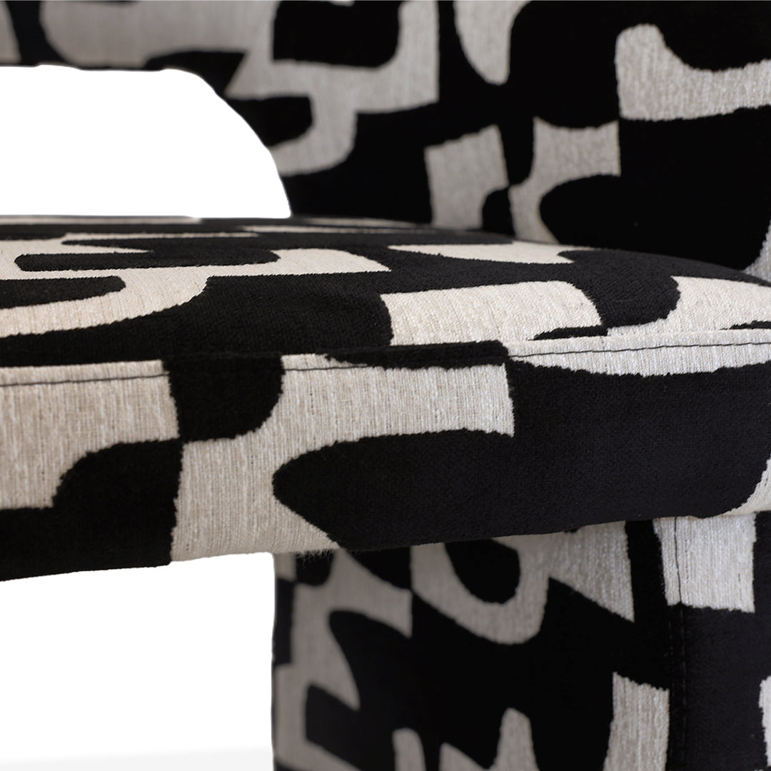 Cadeirão Chelsea com design curvo e tecido estampado preto e branco, peça de destaque para decoração contemporânea