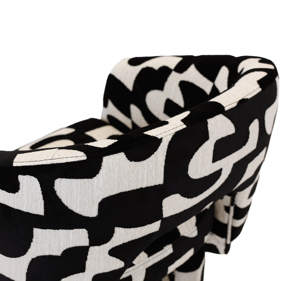 Cadeirão Chelsea com design curvo e tecido estampado preto e branco, peça de destaque para decoração contemporânea