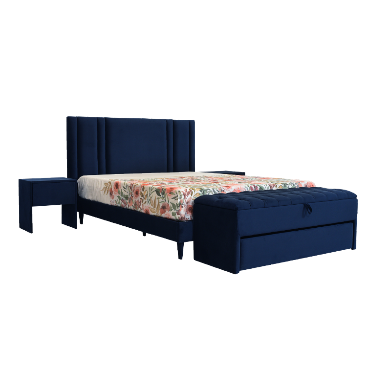 Cama de casal estofada em azul-escuro com cabeceira alta, mesa de cabeceira e baú de arrumação aos pés. Colchão floral.