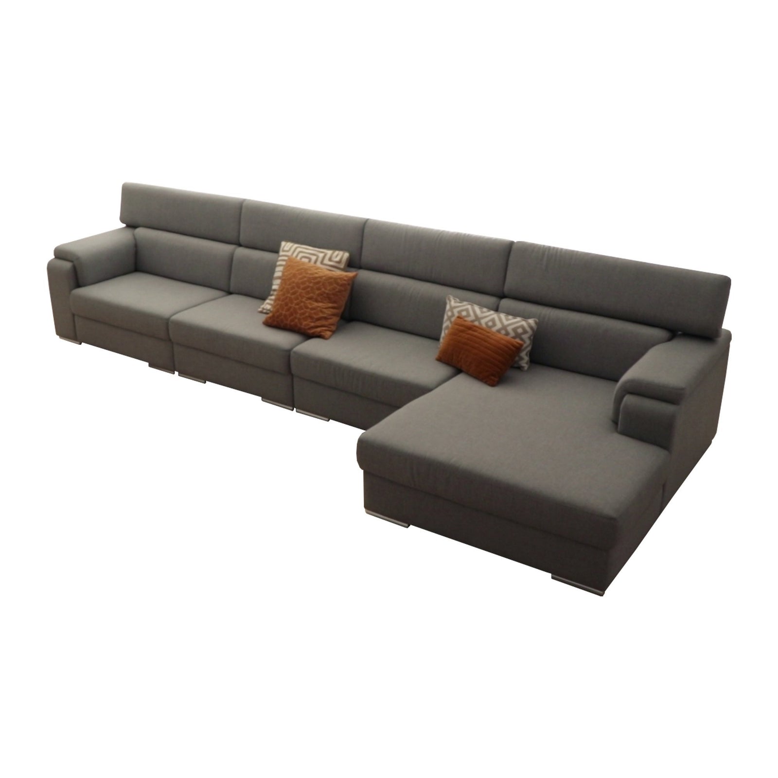 Sofá modular cinzento em L com chaise longue à direita e almofadas decorativas em tons de laranja e branco.