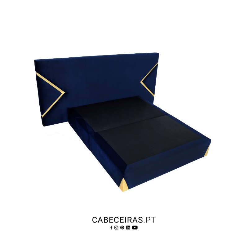 Base de cama e cabeceira estofadas em azul-escuro com detalhes geométricos dourados.