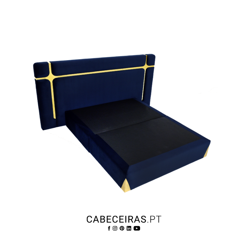 Cama e cabeceira estofadas em veludo azul-escuro com aplicações douradas. CABECEIRAS.PT