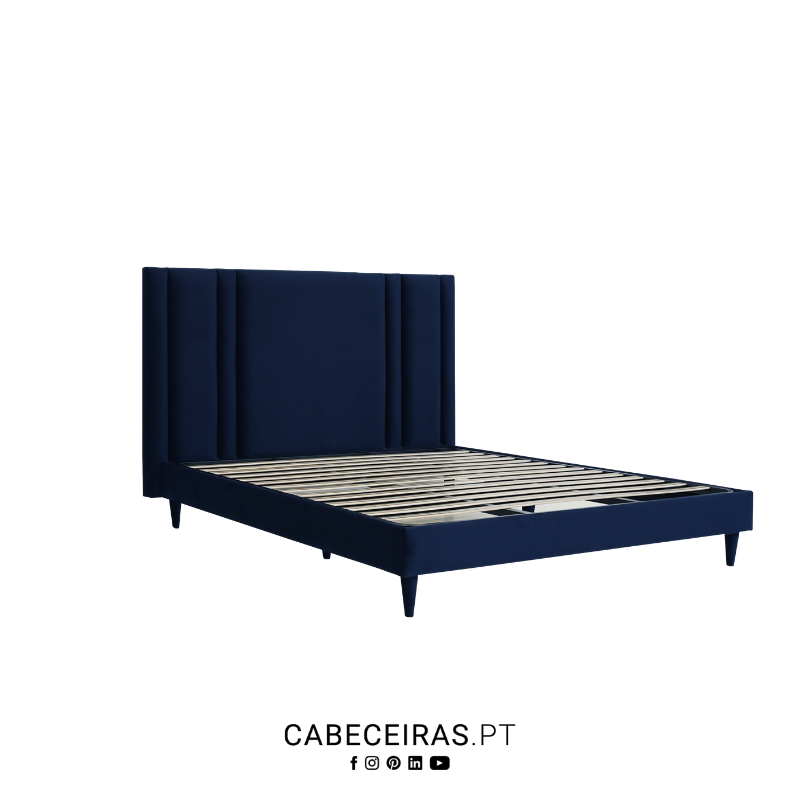 Cama de casal azul-marinho com cabeceira estofada e canelados verticais, base com estrado de ripas.