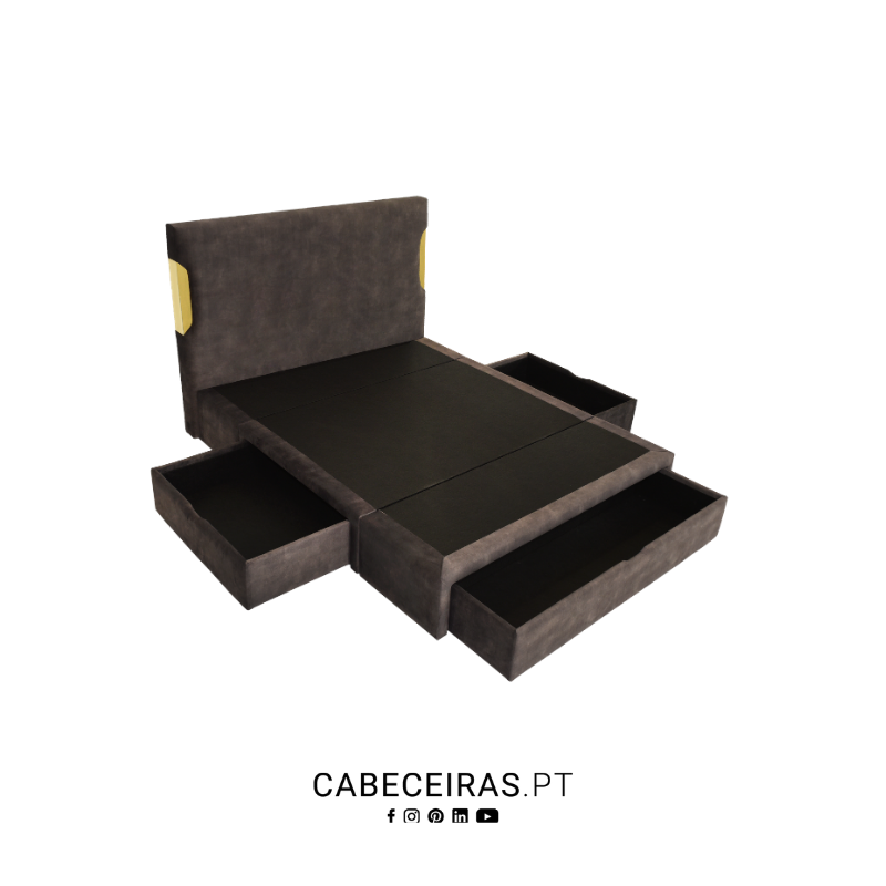 Cama estofada em cinzento escuro com cabeceira e detalhes dourados, e três gavetas abertas. Marca: CABECEIRAS.PT.