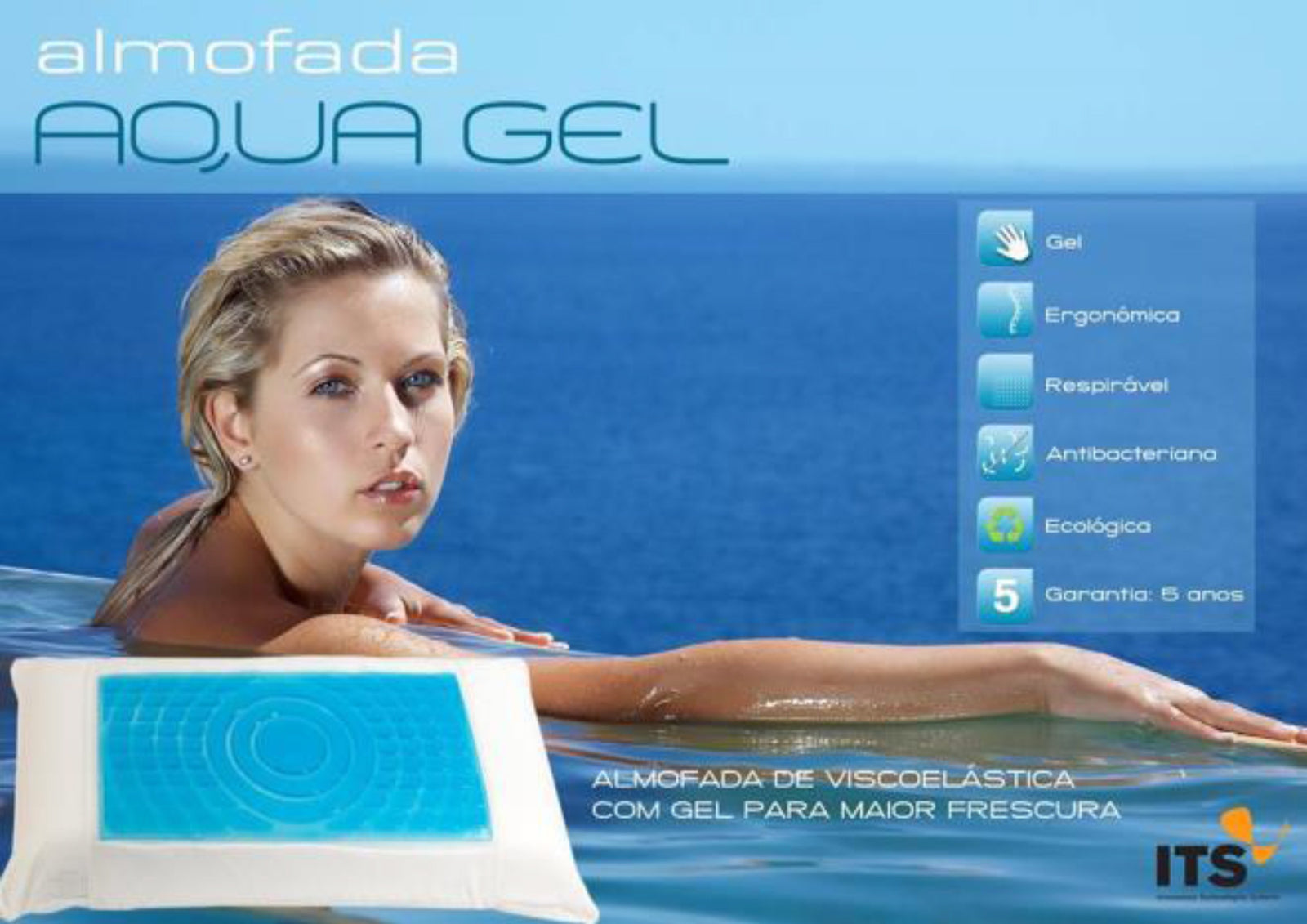 Mulher loira na água com almofada Aqua Gel viscoelástica. Com gel para frescura, ergonómica, respirável e antibacteriana.