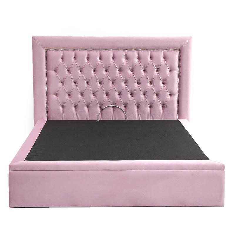 Estrutura de cama rosa-claro com cabeceira alta estofada em capitonê e tachas prateadas. Base de cama a condizer com suporte para colchão.