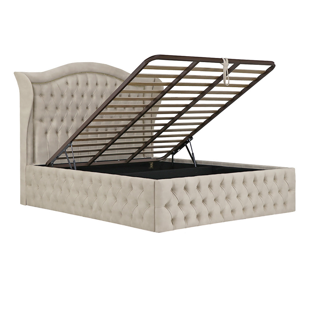 Cama com arrumação em veludo