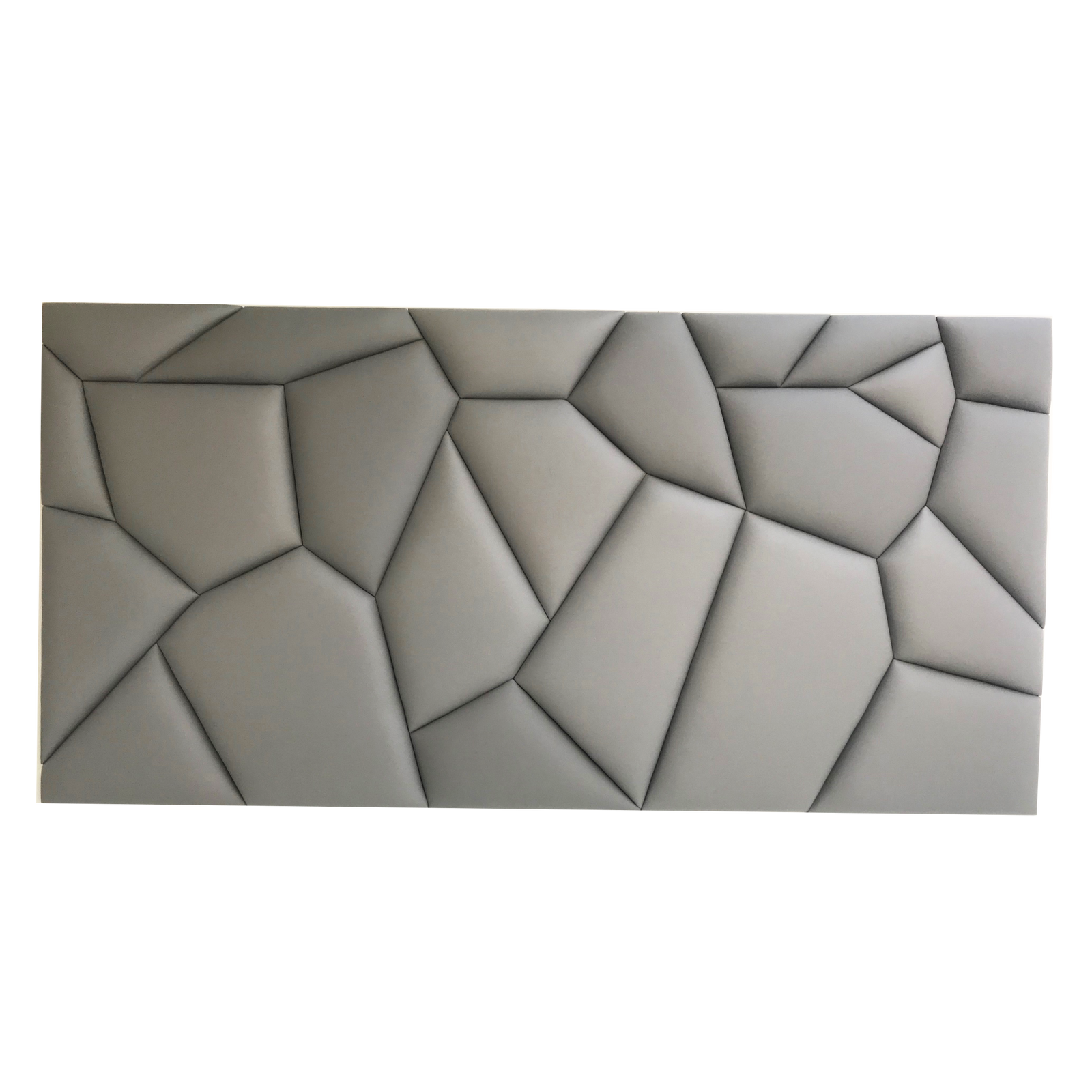 Painel estofado cinzento claro com padrão geométrico de polígonos irregulares, criando um efeito 3D acolchoado.
