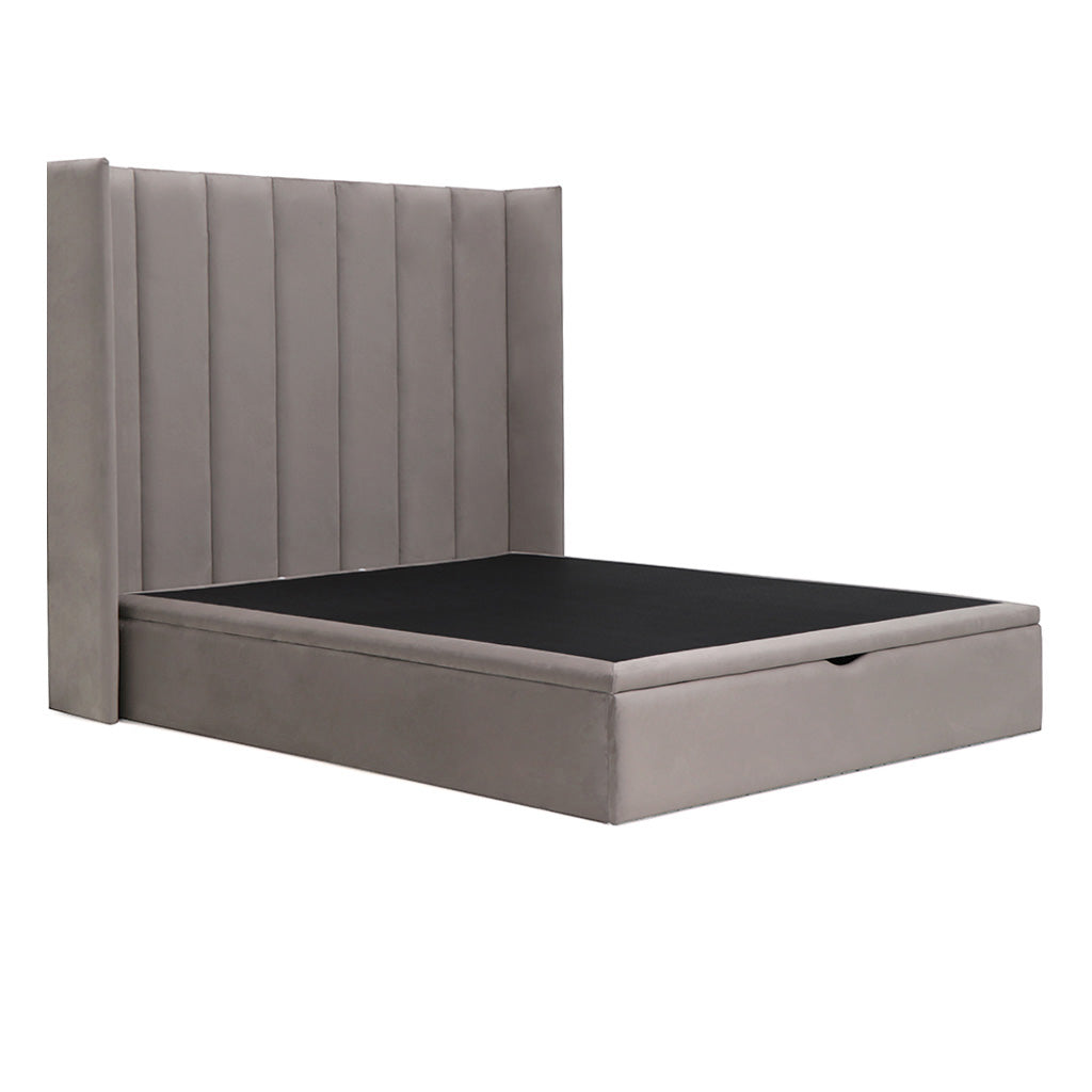 Cama com arrumação e abas