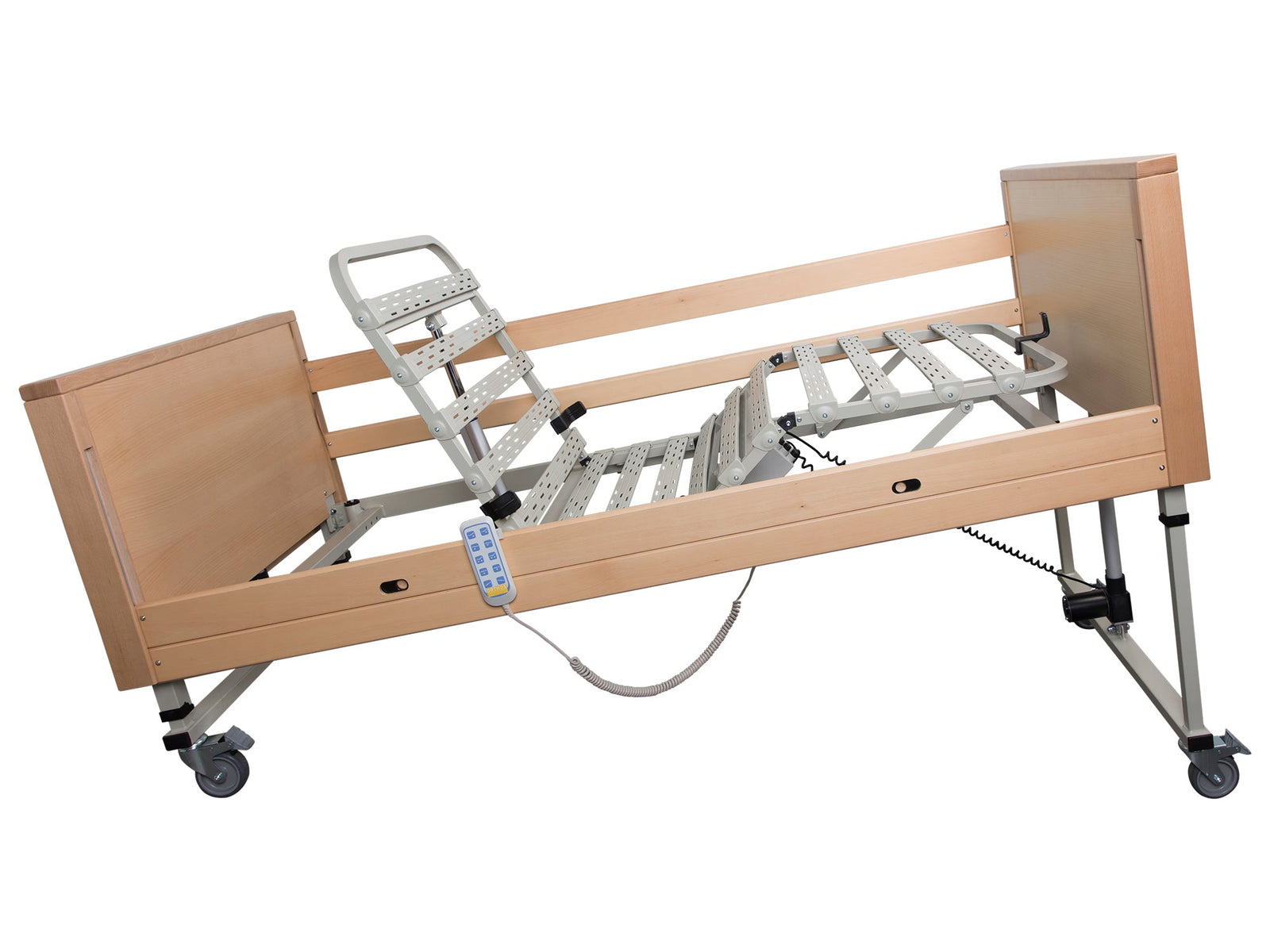 Cama articulada em madeira clara com estrado metálico ajustável e comando, sobre rodas, inclinada para a frente.