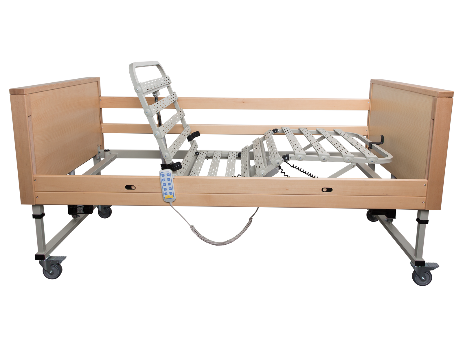 Cama articulada médica de madeira clara com estrado cinzento e cabeceira elevada, controlo remoto e rodízios.