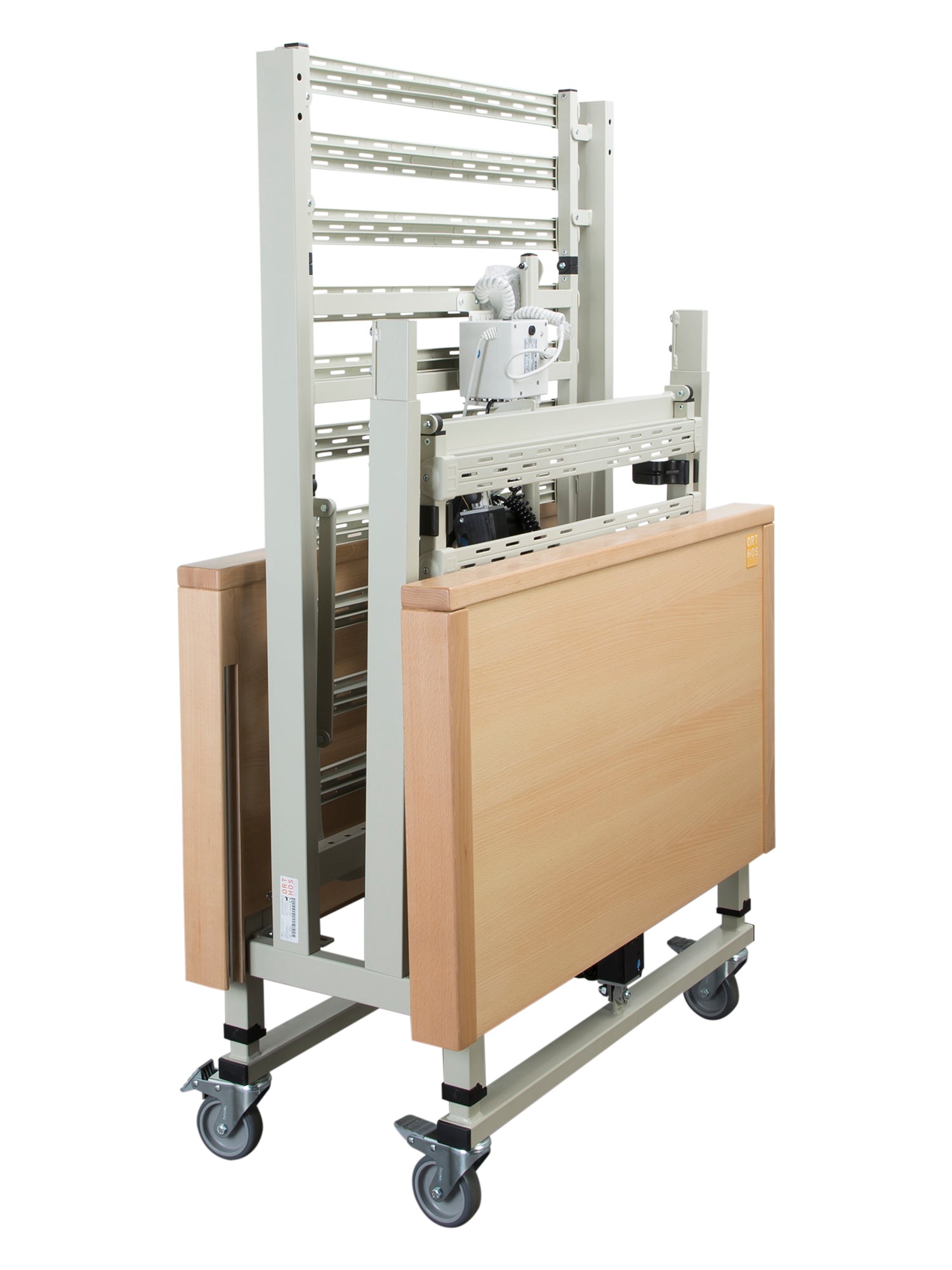 Cama articulada elétrica dobrada verticalmente, com estrutura metálica, painéis de madeira clara e rodízios.