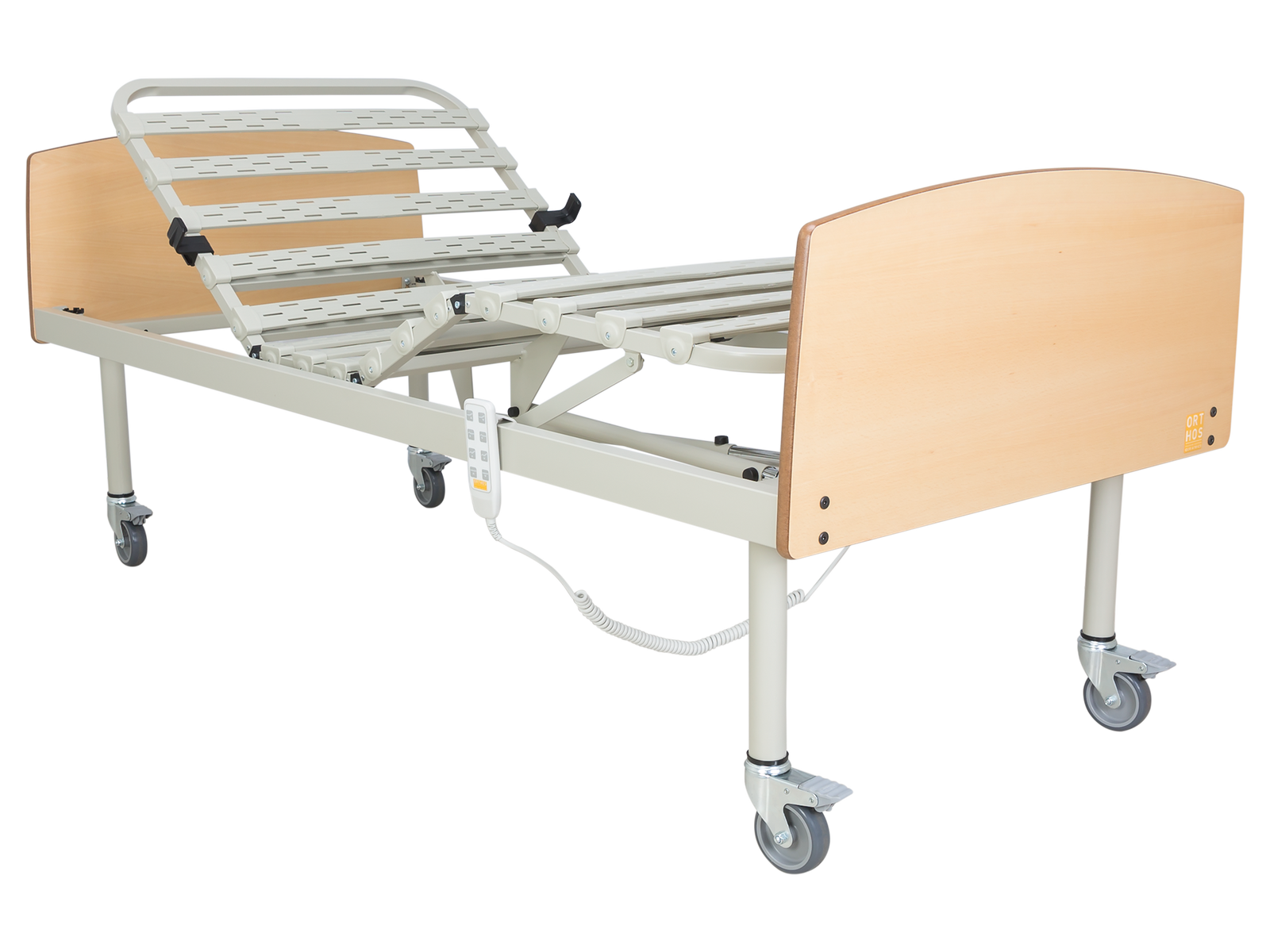 Cama articulada hospitalar com estrutura metálica, cabeceiras de madeira clara e controlo remoto. A secção da cabeça está elevada.
